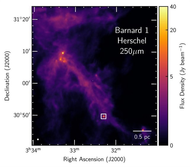A una distancia de aproximadamente 1000 años luz, los jóvenes sistemas de formación estelar en la nube molecular de Perseo se pueden observar en detalle con telescopios de alta resolución.