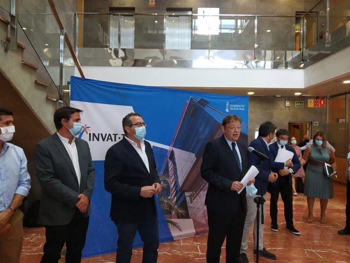 Ximo Puig atiende a los medios en Benidorm.