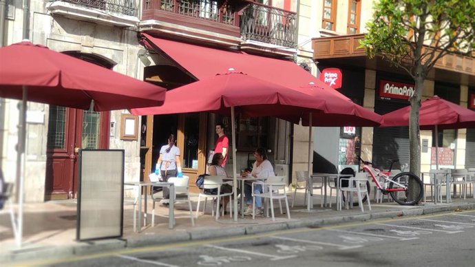 Personas en las terrazas de Oviedo durante la Fase 2 de la desescalada.