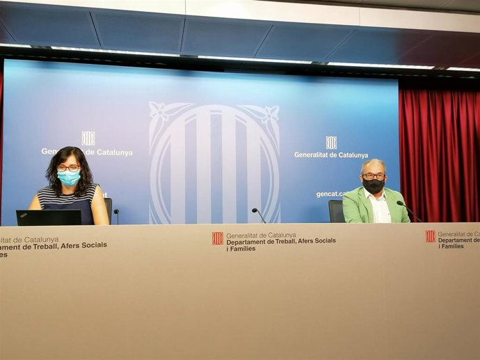 La responsable del Observatori de Treball, Manuela Redondo, y el secretario general de Trabajo, Asuntos Sociales y Familias de la Generalitat, Josep Ginesta.