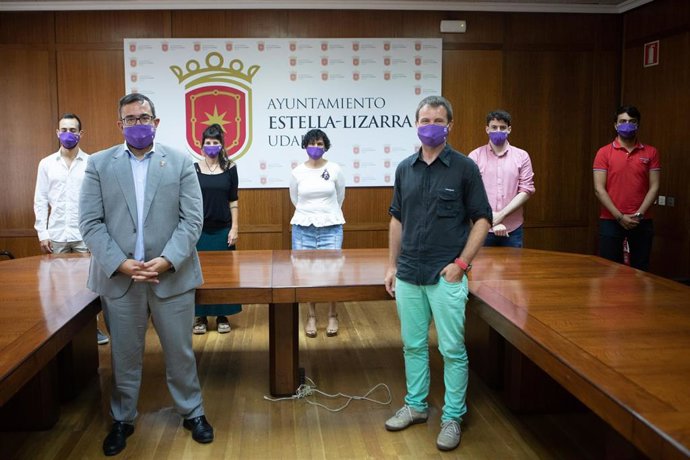 Javier Remírez junto al alcalde de Estella y la corporación municipal