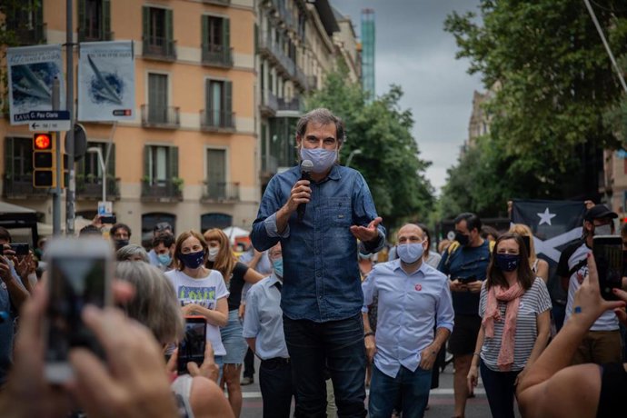 El presidente de mnium Cultural, Jordi Cuixart, dedica unas palabras que lo reciben en las inmediaciones de la sede de la entidad horas después de alcanzar su clasificación en tercer grado, en Barcelona, Cataluña (España), a 17 de julio de 2020. 
