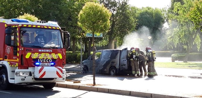 Incendio de una furgoneta en la carretera de Rueda de Valladolid.