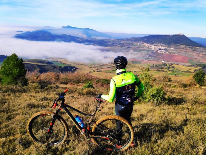 Un ciclista observa uno de los paisajes desde una de las rutas ciclables