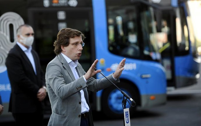 El alcalde de Madrid, José Luis Martínez-Almeida, ofrece declaraciones a los medios de comunicación durante su visita al Centro de Operaciones de la EMT en Carabanchel, en Madrid.