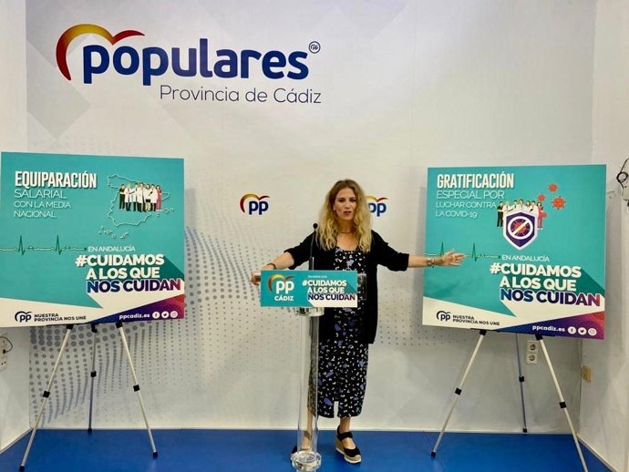 Mestre presentando la campaña 'Cuidamos a los que nos Cuidan'