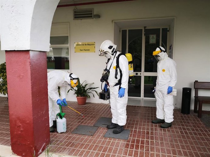 Imagen de técnicos de la Diputación de Sevilla en tareas de desinfección de residencias de municipios de la provincia.