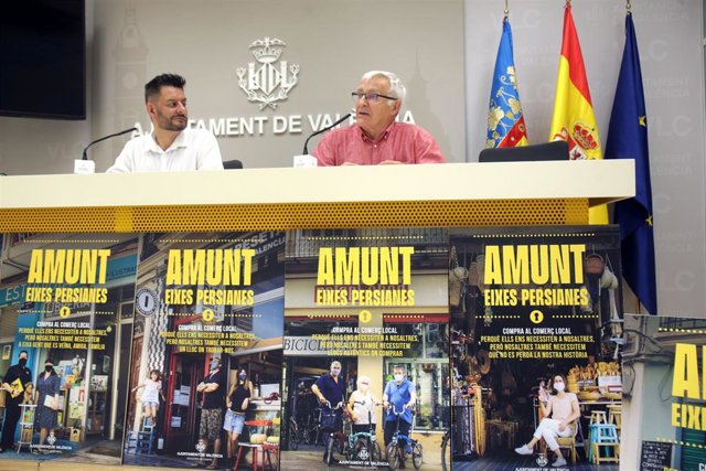 El alcalde de València, Joan Ribó, (d) acompañado por el concejal de Comercio, Carlos Galiana, presentan la campaña 'Amunt eixes persianes'