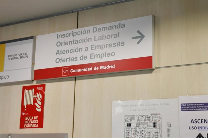 Carteles indicativos colgados en la Oficina Regional de Empleo de Santa Eugenia, en Madrid (España), a 9 de julio de 2020.