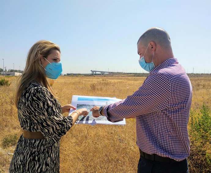 A la izquierda, la alcaldesa de Alcalá de Guadaíra, Ana Isabel Jiménez, y a la derecha el delegado de Urbanismo, Jesús Mora, con motivo del desarrollo de la parcela logística
