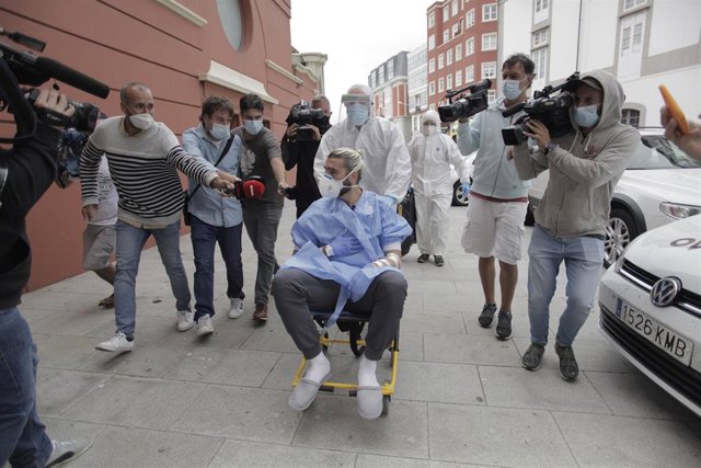 El jugador del CF Fuenlabrada que fue ingresado el pasado viernes 24 de julio en el Hospital Quirón, llega en silla de ruedas Hotel NH Collection Finisterre
