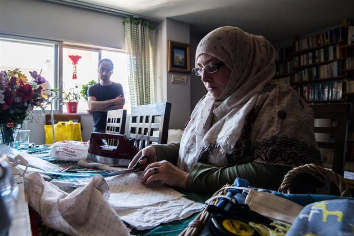 Una mujer de la ONG URDA Spain confecciona mascarillas en su casa dentro del programa 'Mascarillas refugiARTE