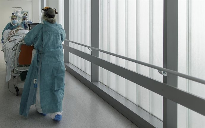 El personal sanitari trasllada un pacient ingressat a l'UCI (Arxiu)