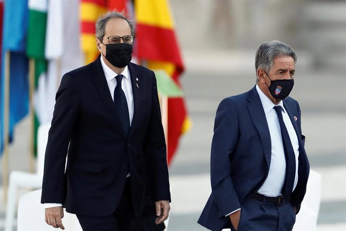 (I-D) El president de la Generalitat, Quim Torra; y el presidente de Cantabria, Miguel Ángel Revilla, durante el homenaje de Estado a las víctimas de la pandemia de coronavirus, a 16 de julio de 2020.