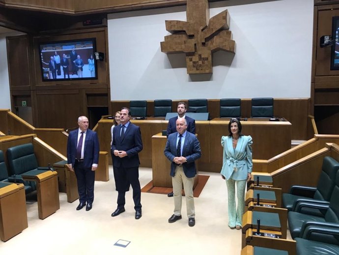 Los parlamentarios del PP en la Cámara vasca tras acreditarse para la nueva legislatura.