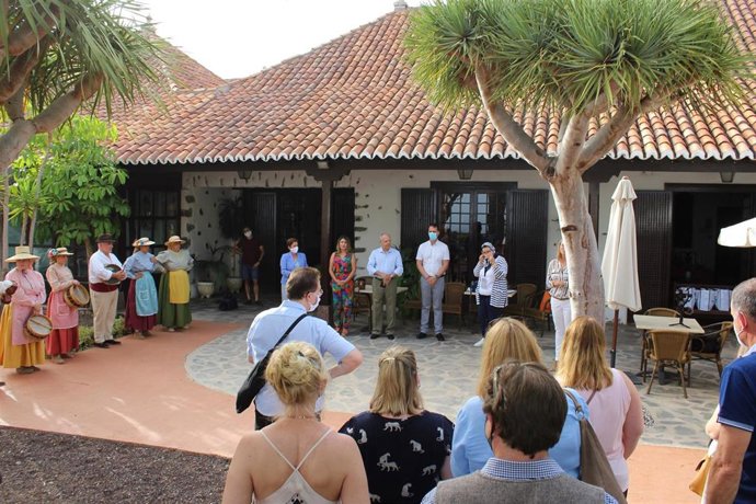 Autoridades insulares y municipales durante la recepción de la delegación de la OMT en La Gomera
