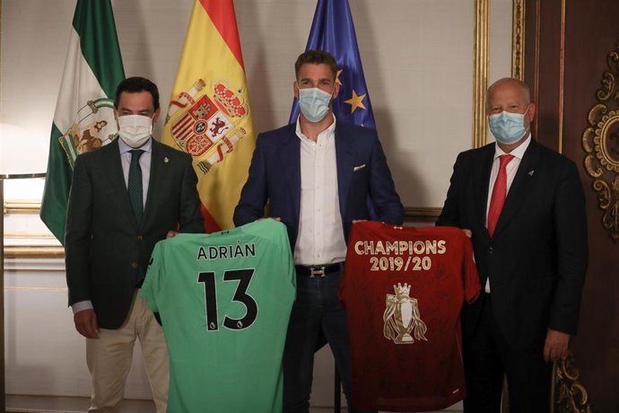 El portero andaluz Adrián es recibido por Juanma Moreno