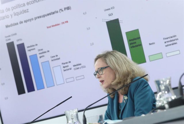 La vicepresidenta de Asuntos Económicos y Transformación Digital, Nadia Calviño; se quita la mascarilla antes de comparecer en rueda de prensa posterior al consejo de ministros celebrado en Moncloa, en Madrid (España), a 28 de julio de 2020.