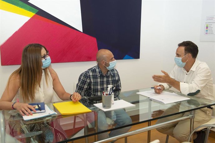 De la Encina y el alcalde de Alcalá del Valle reunidos en Diputación