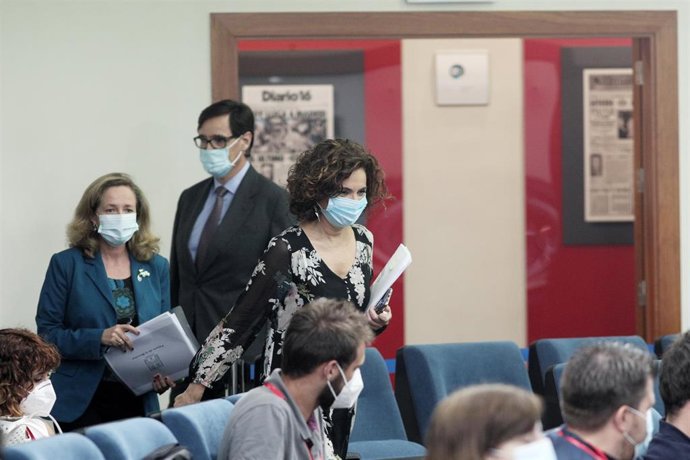 La ministra portavoz y de Hacienda, María Jesús Montero, seguida de la vicepresidenta de Asuntos Económicos, Nadia Calviño; y del ministro de Sanidad, Salvador Illa; llegan a Moncloa para comparecer en rueda de prensa tras el Consejo de ministros.