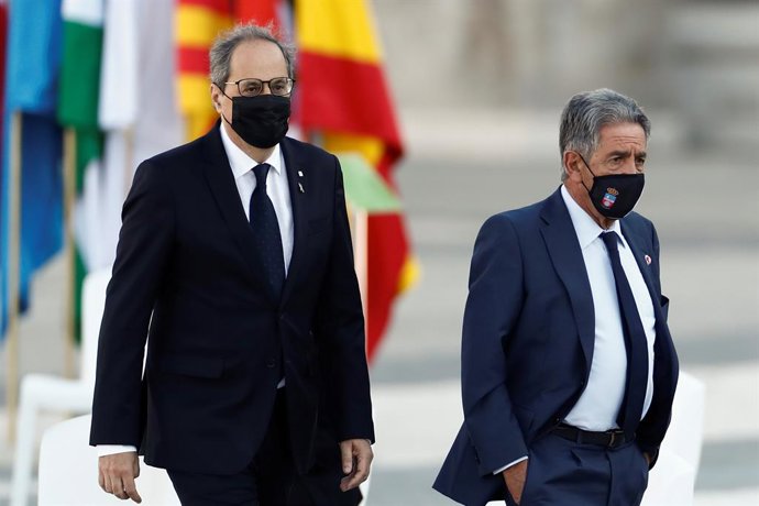 El president de la Generalitat, Quim Torra; i el president de Cantbria, Miguel Ángel Revilla, durant l'homenatge d'estat a les víctimes de la pandmia de coronavirus, 16 de juliol del 2020.