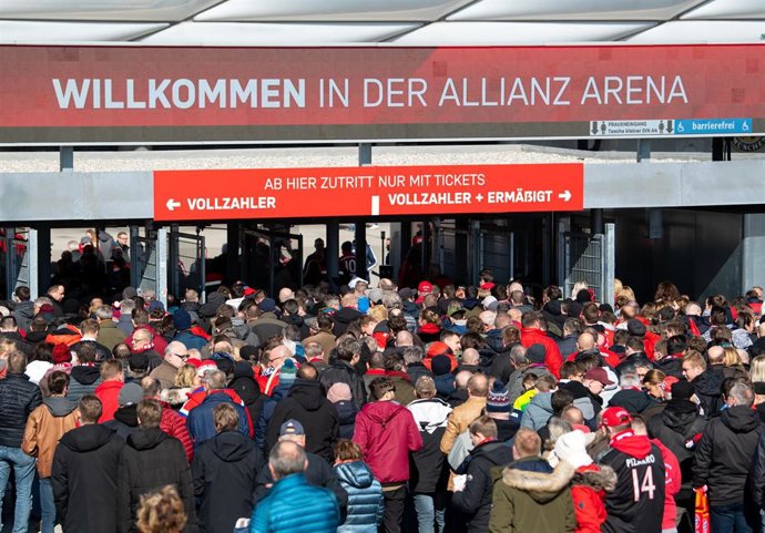Aficionados llegando al Estadio Allianz Arena del Bayern de Múnich antes de la prohibición por el coronavirus