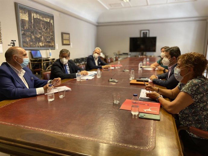 El vicepresidente de Aragón, Arturo Aliaga, se ha reunido con el alcalde de Huesca y los empresarios locales.