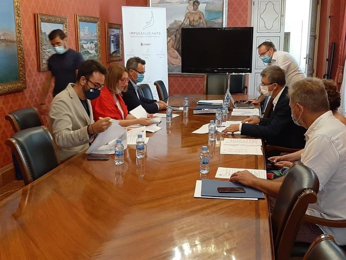 Firma del acuerdo entre el Ivace y el Ayuntamiento de Alicante.