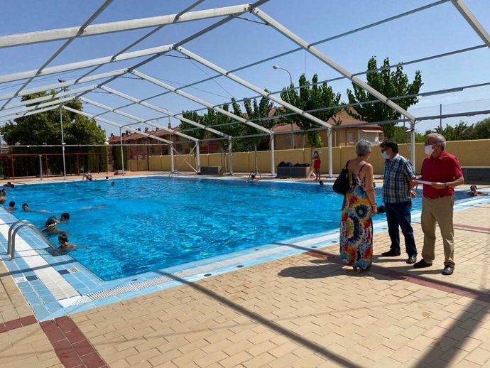 El concejal de Deportes y Salud, Felipe Coello, visita piscina municipal