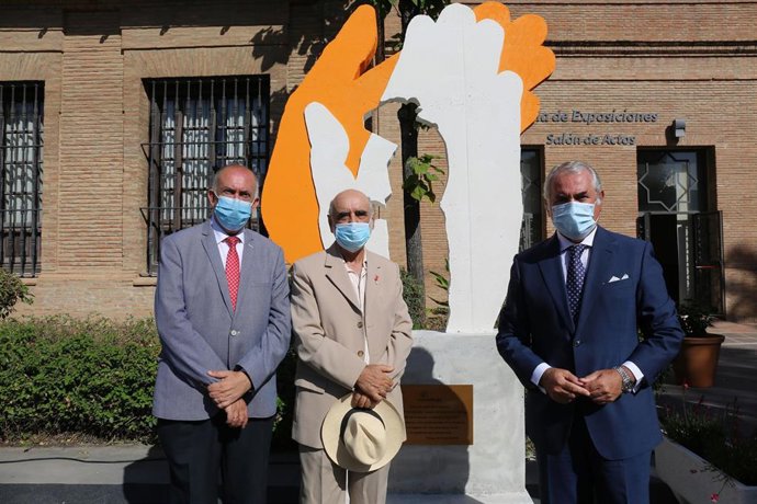 Inauguración de la escultura El Aplauso, homenaje del Colegio de Médicos de Málaga a los profesionales de la Medicina por su labor en la pandemia
