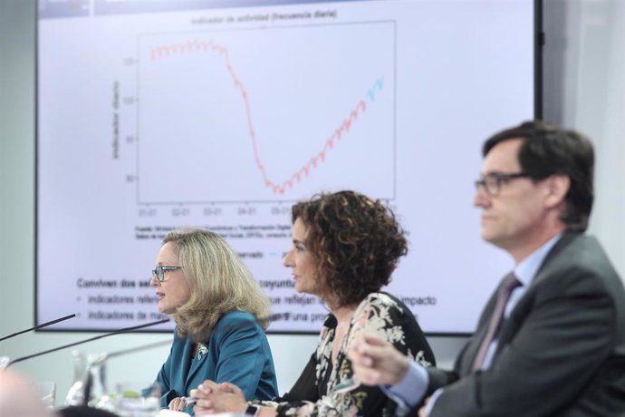 La vicepresidenta de Asuntos Económicos y Transformación Digital, Nadia Calviño; la ministra portavoz y de Hacienda, María Jesús Montero; y el ministro de Sanidad, Salvador Illa