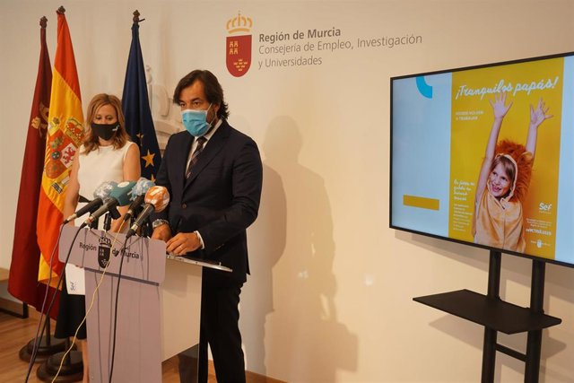 El consejero de Empleo, Investigación y Universidades, Miguel Motas, presentó hoy la campaña para difundir ‘Cheque Concilia Reactiva’, el nuevo programa de ayudas del SEF a la conciliación laboral de familias que tengan a su cargo hijos menores de 12 años