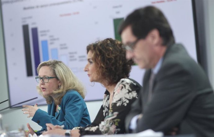 (I-D)  La vicepresidenta de Asuntos Económicos y Transformación Digital, Nadia Calviño; la ministra portavoz y de Hacienda, María Jesús Montero; y el ministro de Sanidad, Salvador Illa, comparecen en rueda de prensa posterior al Consejo de ministros