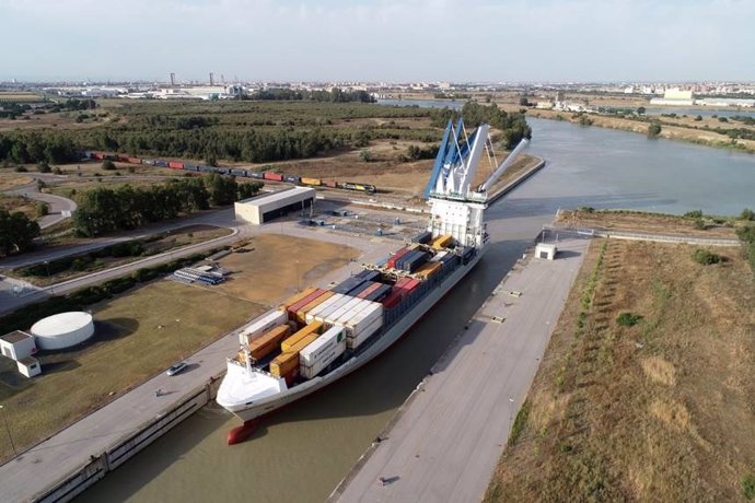 Un buque mercante cruza la esclusa del Puerto de Sevilla