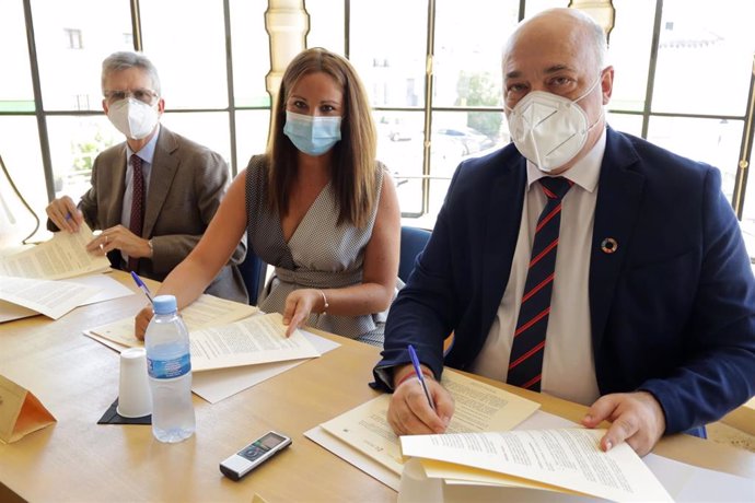 El presidente de la Diputación de Córdoba, Antonio Ruiz (dcha.),  el presidente de Enresa, José Luis Navarro, y la alcaldesa de Fuente Obejuna, Silvia Mellado, firman el acuerdo