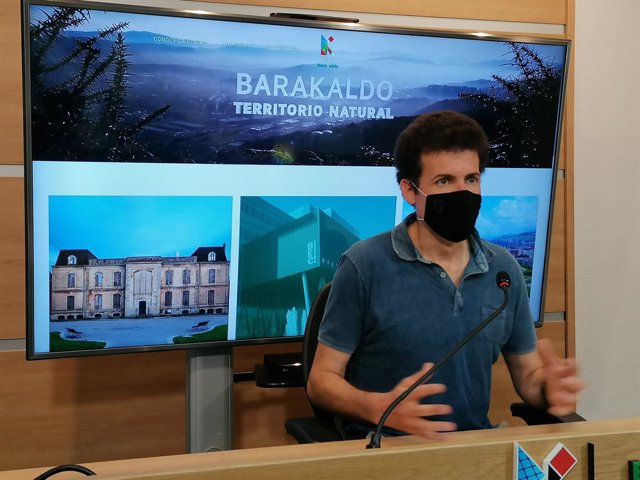 El concejal de Alcaldía, Gobierno Abierto, Turismo e Innovación, Gorka Zubiaurre, presenta la página de turismo Visit Barakaldo