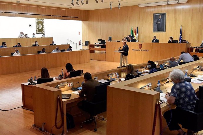 El regidor de Antequera hablando en el pleno de la Diputación en la Tribuna de Alcaldes