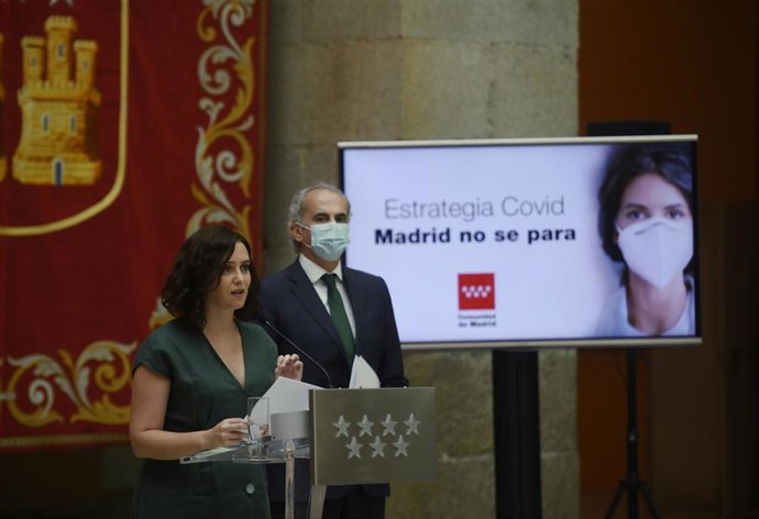 La presidenta de la Comunidad de Madrid, Isabel Díaz Ayuso, junto al consejero de Sanidad, Enrique Ruiz Escudero, durante la presentación de la estrategia de continuidad del Covid-19, en la Casa de Correos, Madrid (España), a 28 de julio de 2020.