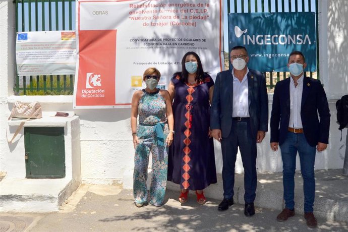 La vicepresidenta primera de la Diputación de Córdoba, Dolores Amo (centro), en su visita al CEIP Nuestra Señora de la Piedad de Iznájar