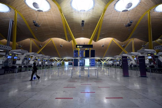 Terminal T4 casi vacía en el Aeropuerto de Madrid-Barajas Adolfo Suárez, en Madrid (España).