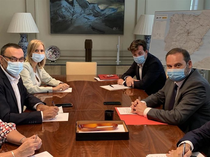 El presidente de la Diputación de Huelva, Ignacio Caraballo, en una reunión este martes con el ministro de Transportes, Movilidad y Agenda Urbana, José Luis Ábalos.