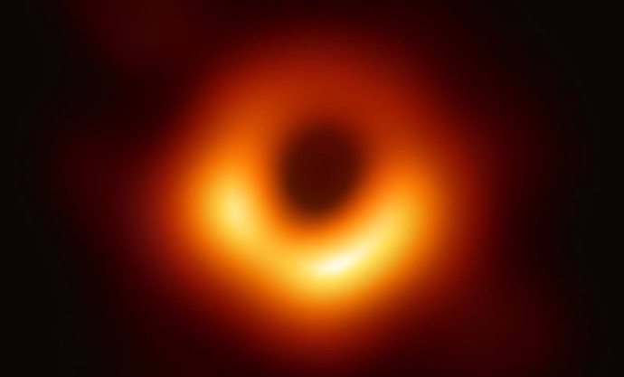 Primera imagen real en la historia de un agujero negro supermasivo ubicado en el centro de la galaxia M87