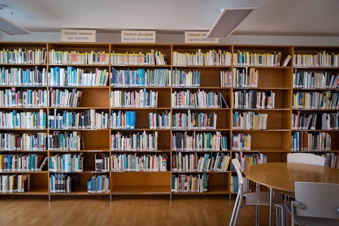 Estantería con libros de la Biblioteca municipal de un centro cívico vasco