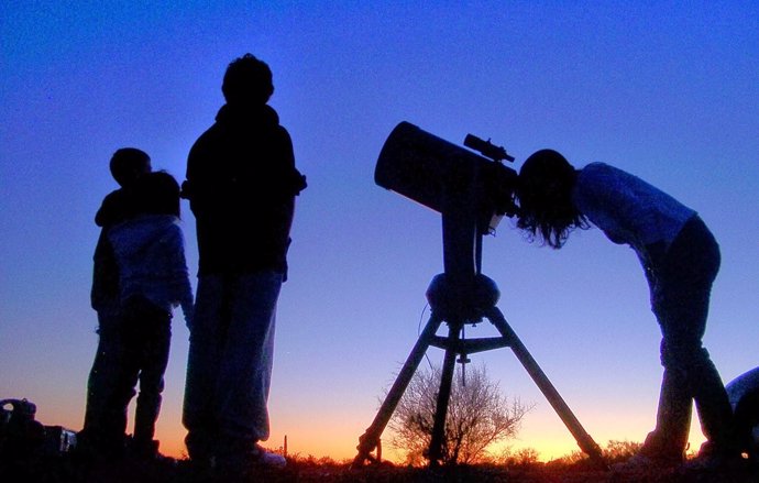 Observación astronómica, cielo, telescopio, estrellas.