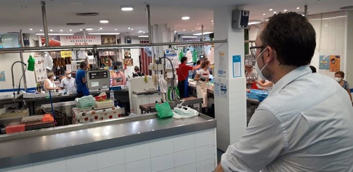 El edil de Podemos, Juan Alcántara (de espaldas), en el Mercado Municipal de Ciudad Jardín.