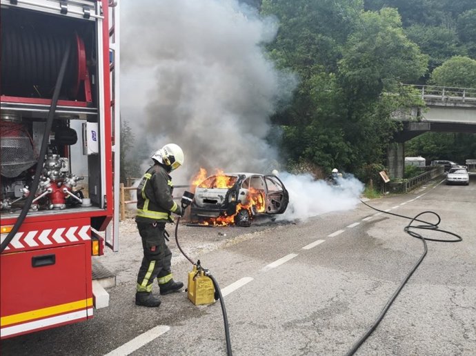 Incendio de un vehículo en Silió
