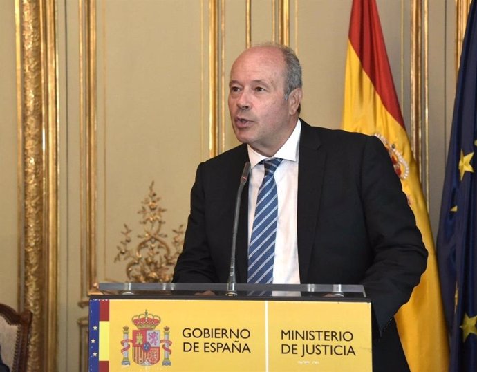 El ministro de Justicia, Juan Carlos Campo, durante el acto de condecoración de la medalla de San Raimundo de Peñafort al servicio de limpieza del Ministerio, en el Palacio de Parcent, el 28 de julio de 2020.