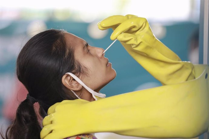 Una prueba de coronavirus en Bangladesh