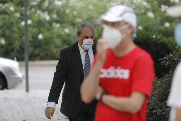 Un hombre se dirige a los juzgados de la Ciudad de la Justicia de Valencia, colapsada ahora por el parón provocado por la pandemia del coronavirus, en Valencia, Comunidad Valenciana (España), a 3 de julio de 2020.