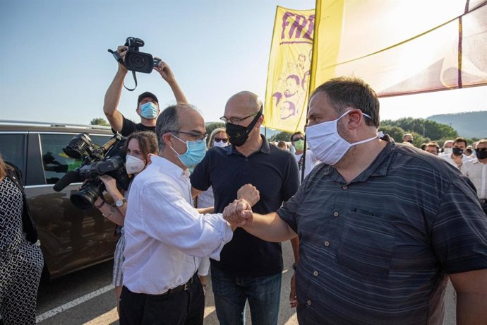 L'ex-vicepresident de la Generalitat i condemnat per el 1-O, Oriol Junqueras, al costat dels exconsellers i també condemnats Raúl Romeva i Jordi Turull, abans de tornar a ingressar a la presó de Lledoners (Barcelona) després de la suspensió del seu terc